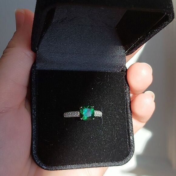 1.45 Carat Emerald Sterling Silver Ring - Picture 3 of 9